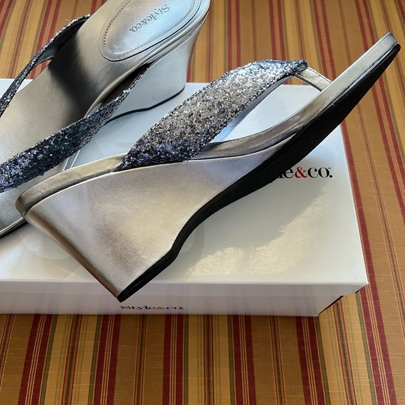 Glittered and Metallic Wedge Heel Sandals - Picture 8 of 12